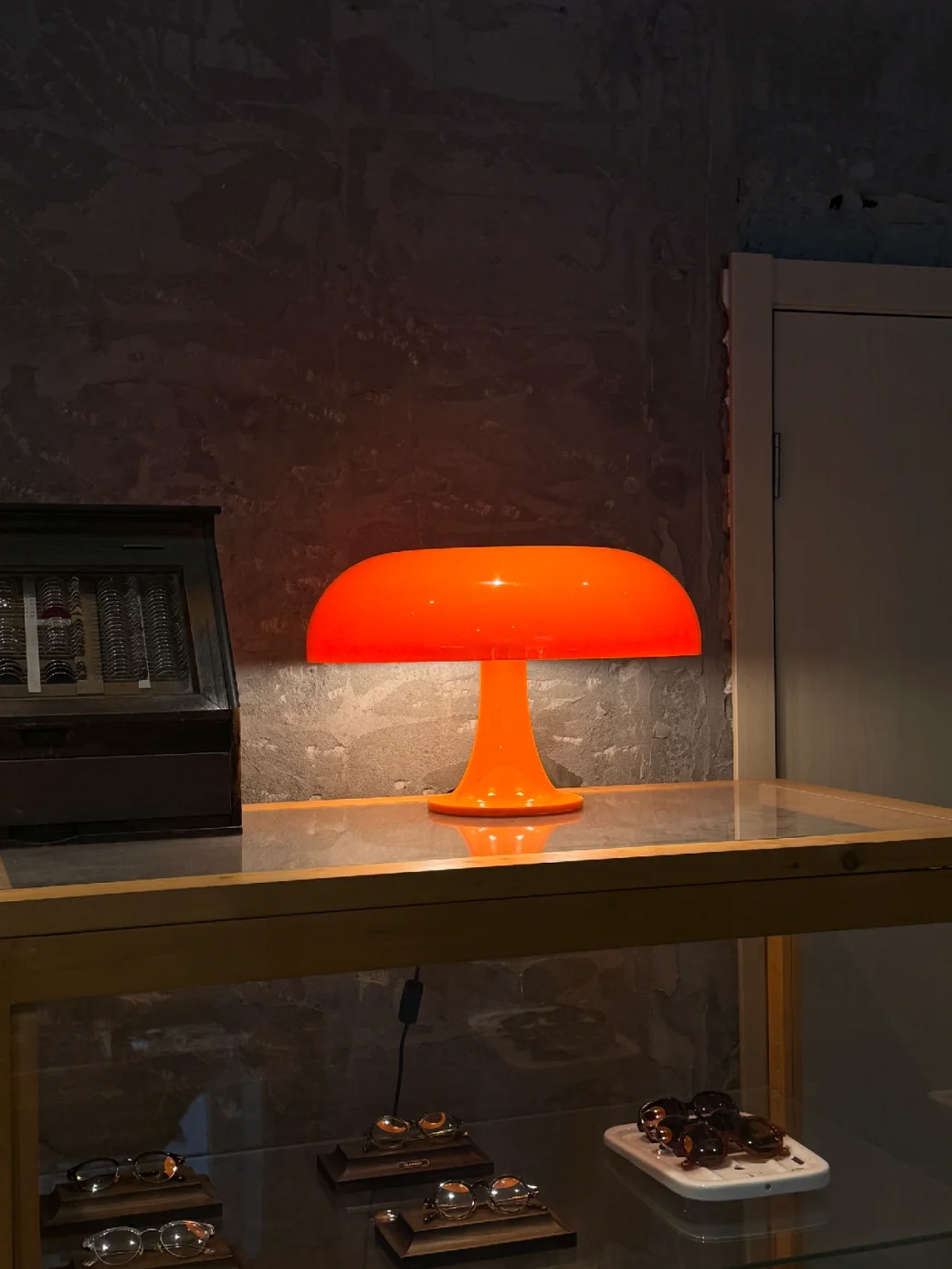 Mushroom Table Lamp - 暖かい室内用マッシュルーム型ベッドサイドランプ 2026年新作 北欧ミニマルデザイナーランプ モダンラグジュアリーオレンジホワイトテーブルライト 寝室/書斎用
