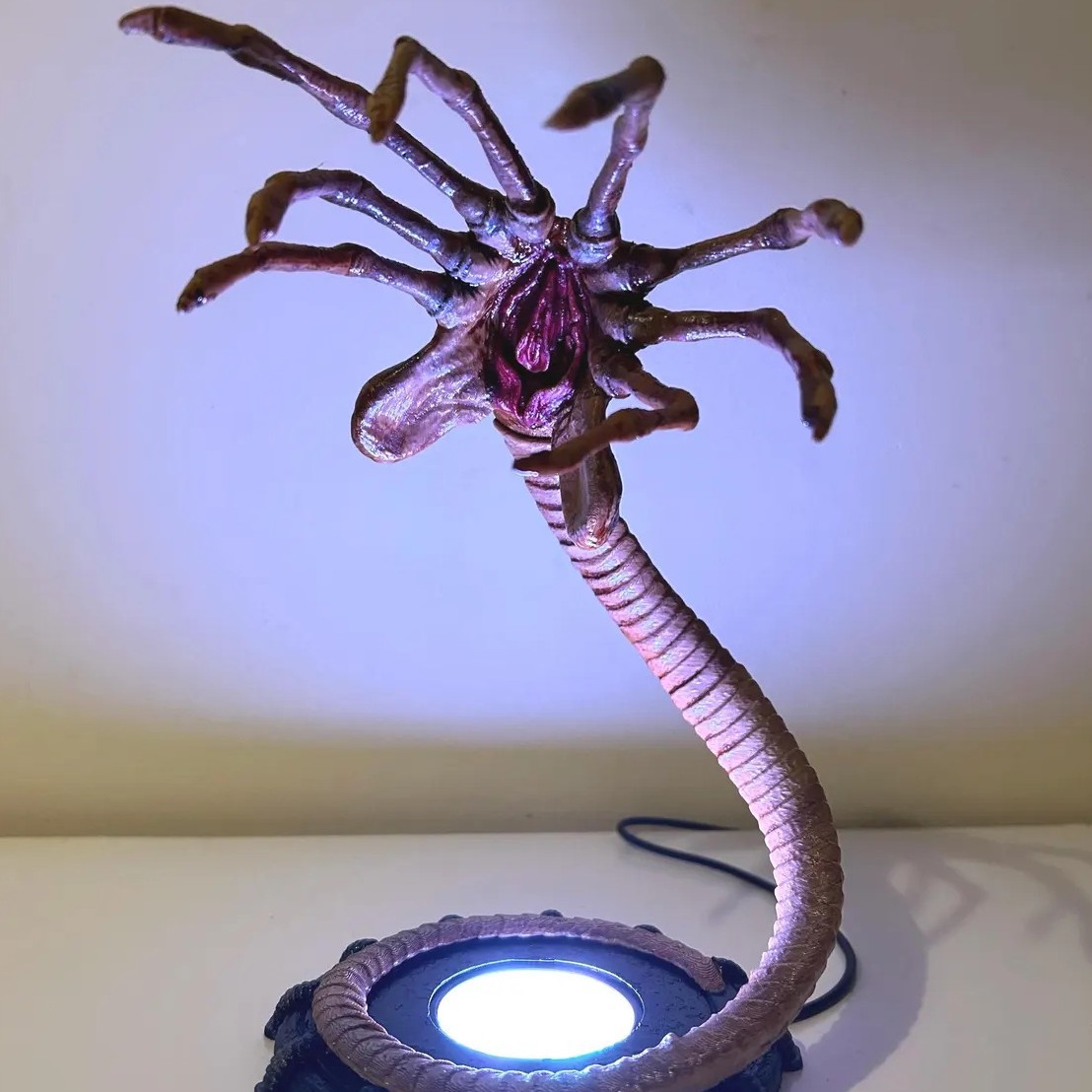 エイリアンフェイスハガーランプナイトライト、LEDライト付き - Home Lighting And Decor のレビューと価格