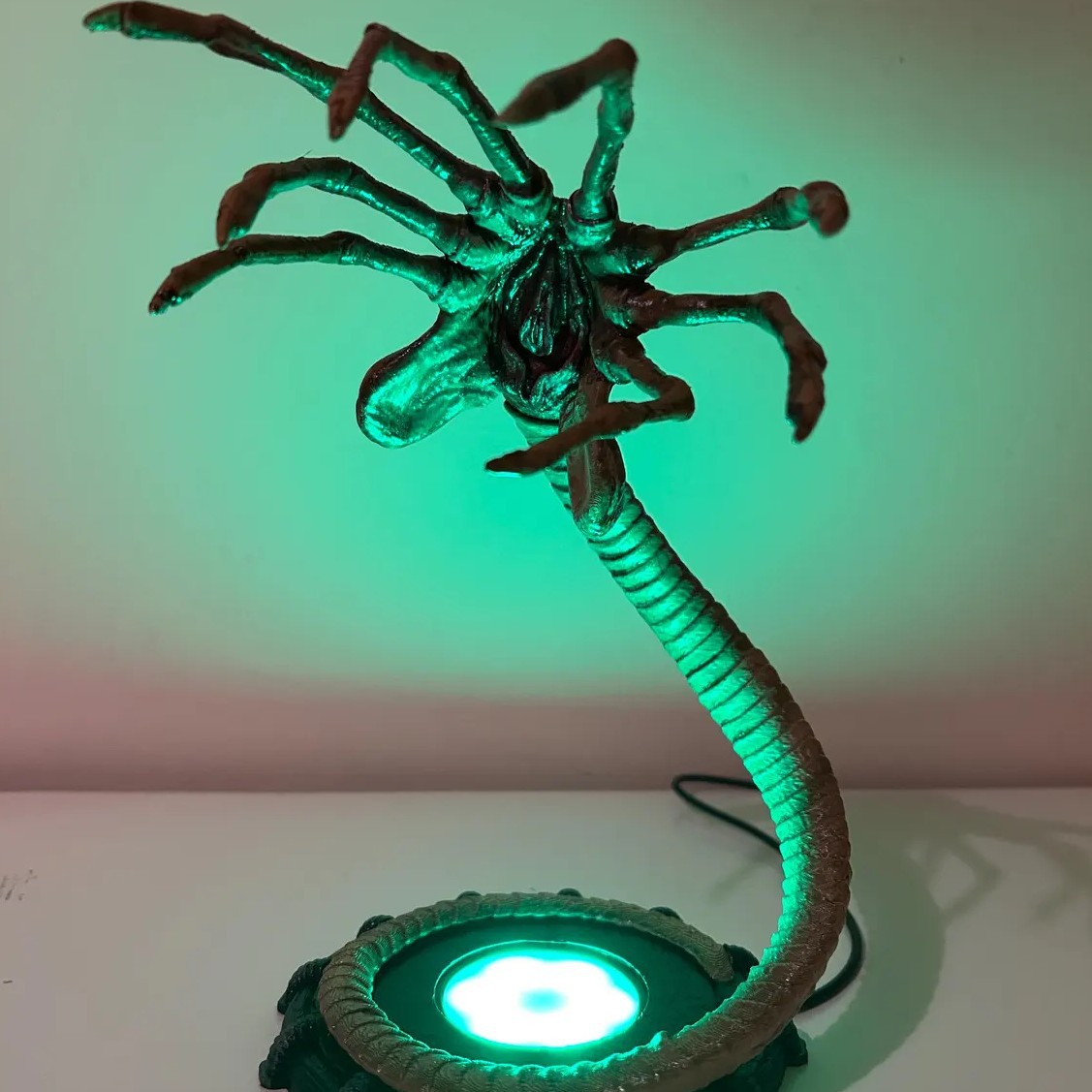 エイリアンフェイスハガーランプナイトライト、LEDライト付き - Home Lighting And Decor のレビューと価格