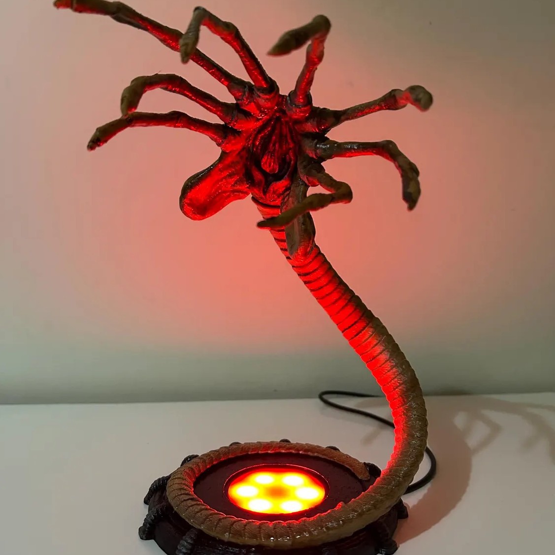 エイリアンフェイスハガーランプナイトライト、LEDライト付き - Home Lighting And Decor のレビューと価格